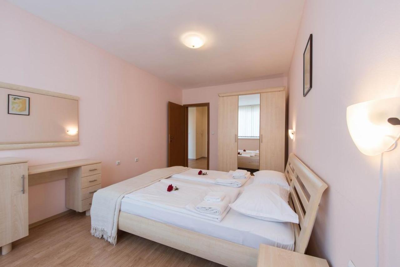 Gt Riviera Fort Beach Apartments Ravda ภายนอก รูปภาพ